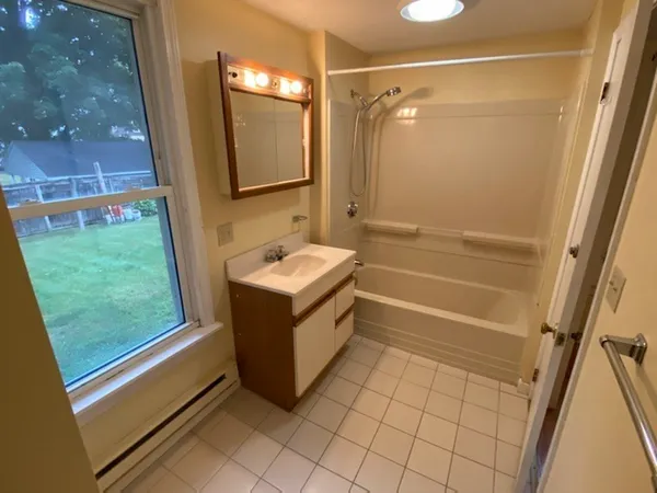 $1,610 | 57 Chestnut Street, Unit 1R, Northampton, MA 01062