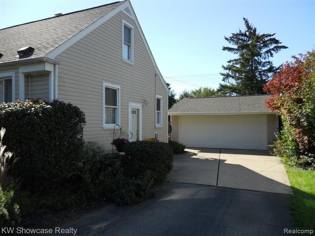 97 Scott Lake Road Waterford, MI 48328 - Photo 2 of 13 sideshot.JPG
