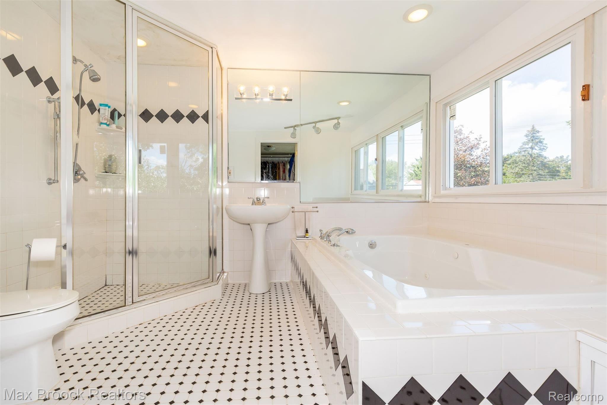 1850 Columbia Road Berkley, MI 48072 - Photo 22 of 28 Master bathroom ensuite