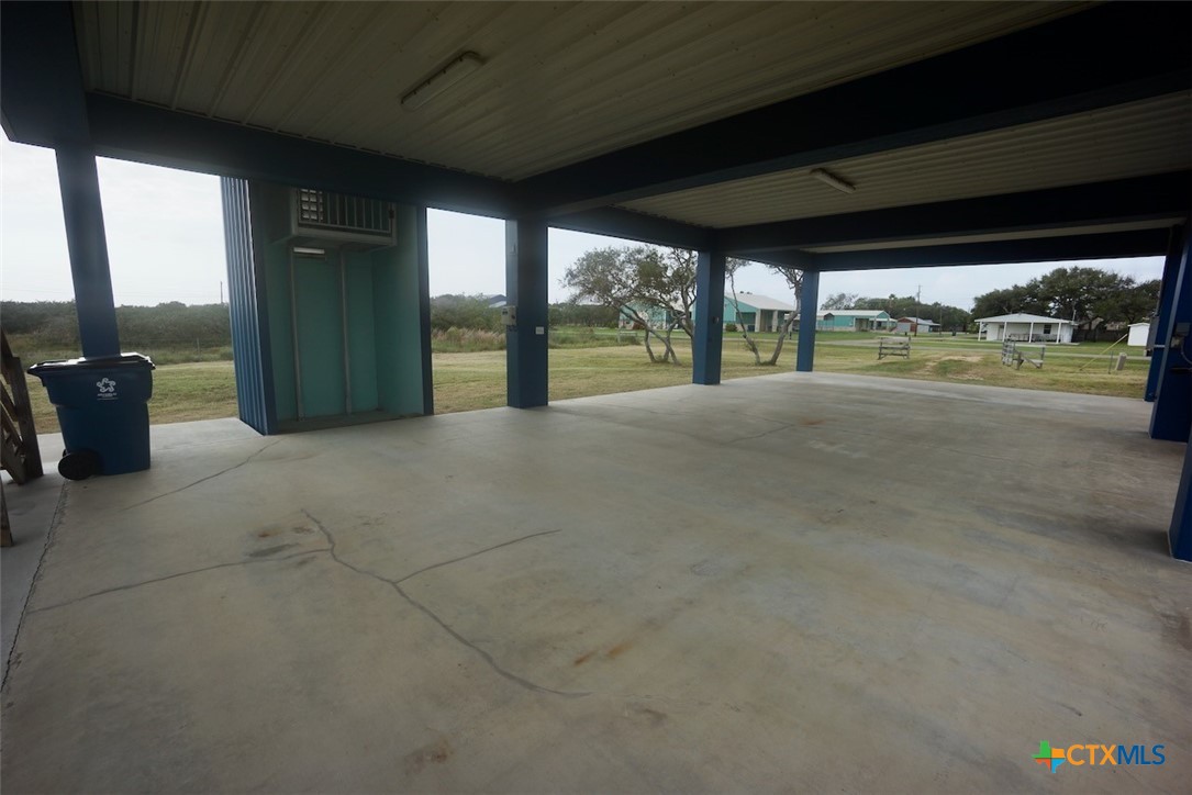 811 Main Street Port O'Connor, TX 77982 - Photo 33 of 36 a big room with yard and balcony