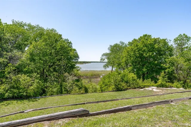 a view of a yard with a house