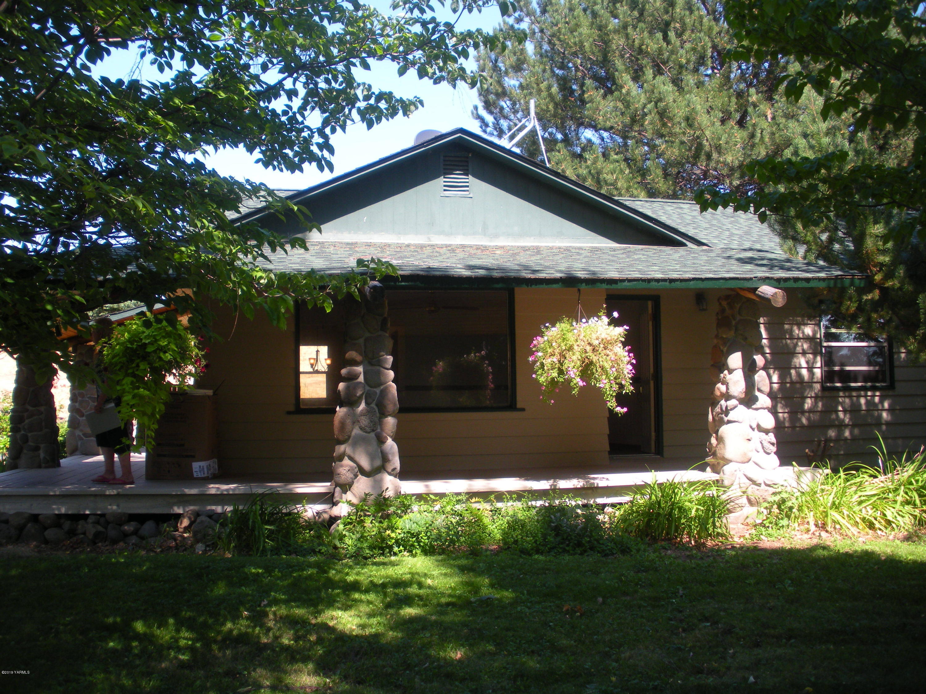 1151 Cook Road Yakima, WA 98908 - Photo 1 of 26 a front view of a house with garden