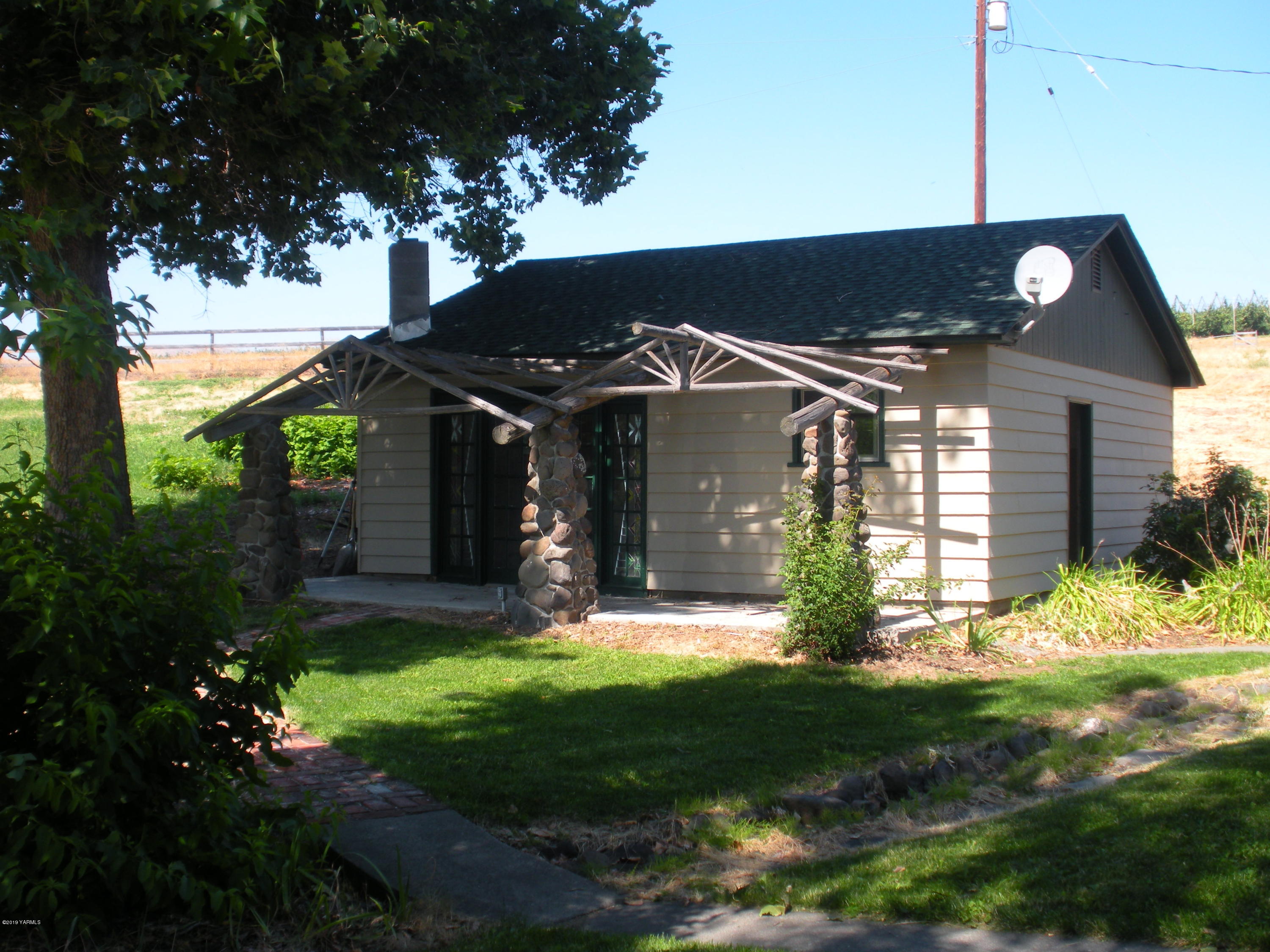 1151 Cook Road Yakima, WA 98908 - Photo 2 of 26 a front view of a house with a yard and garage