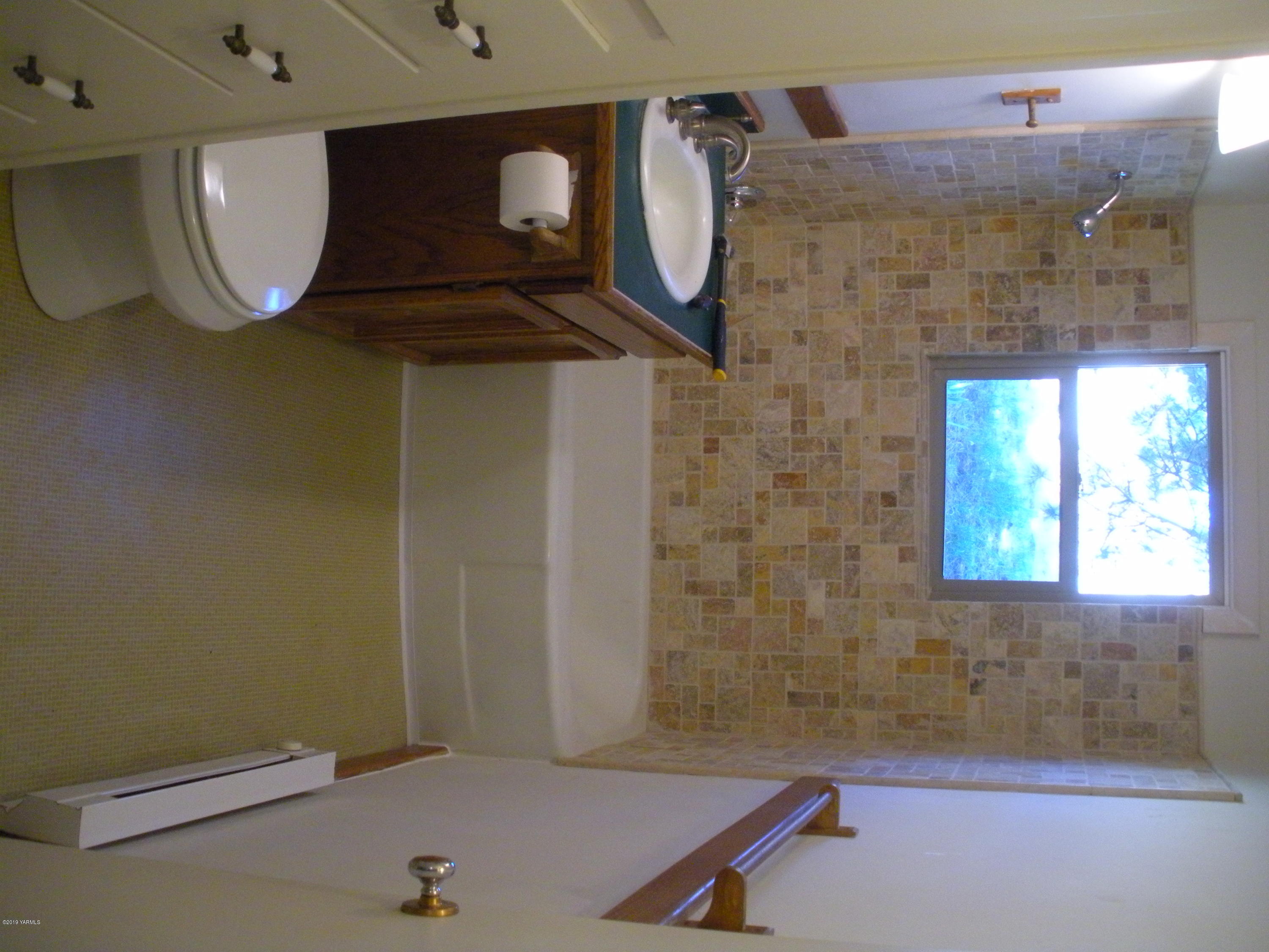 1151 Cook Road Yakima, WA 98908 - Photo 11 of 26 a bathroom with a shower
