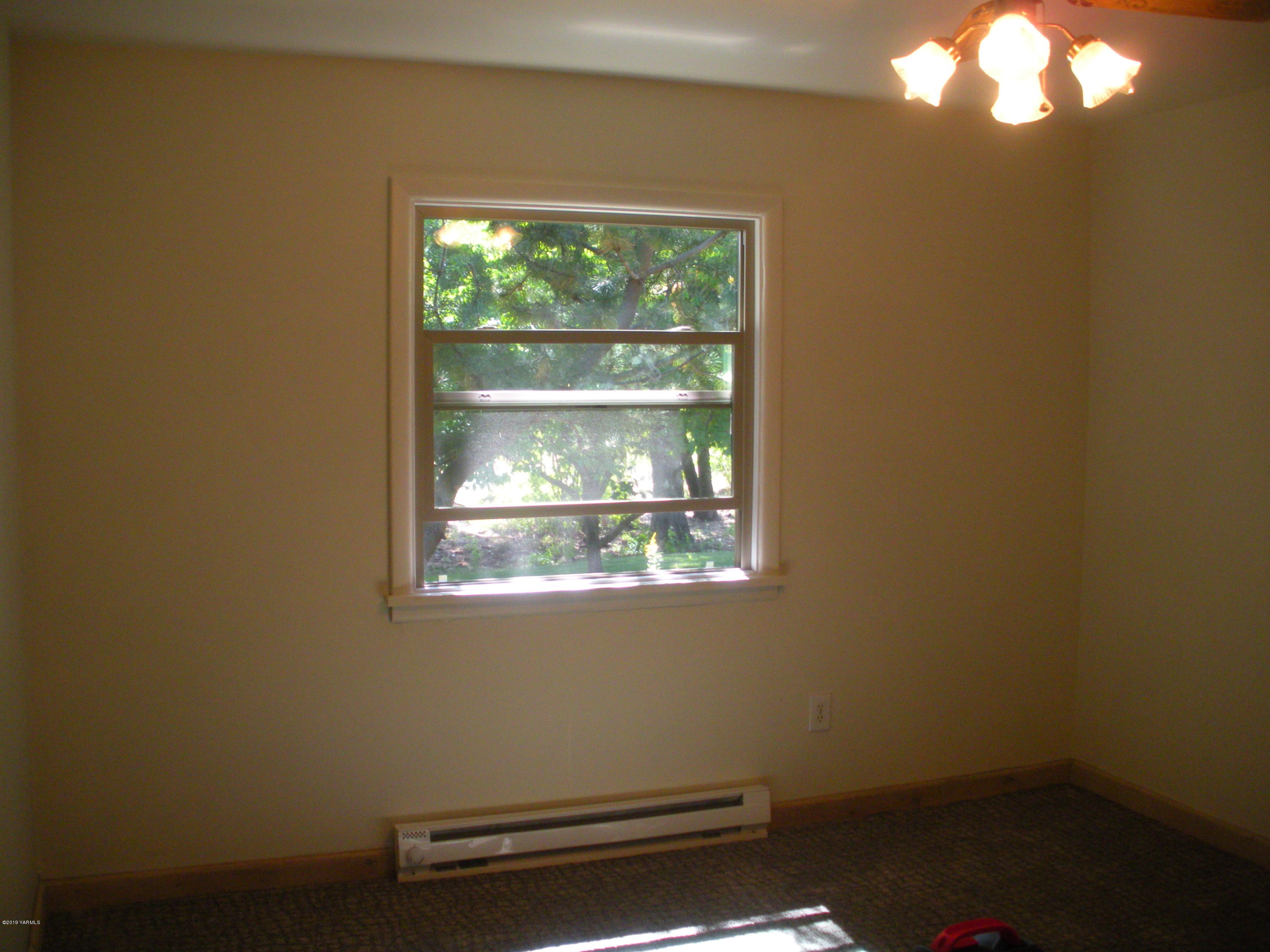1151 Cook Road Yakima, WA 98908 - Photo 12 of 26 a room with a window
