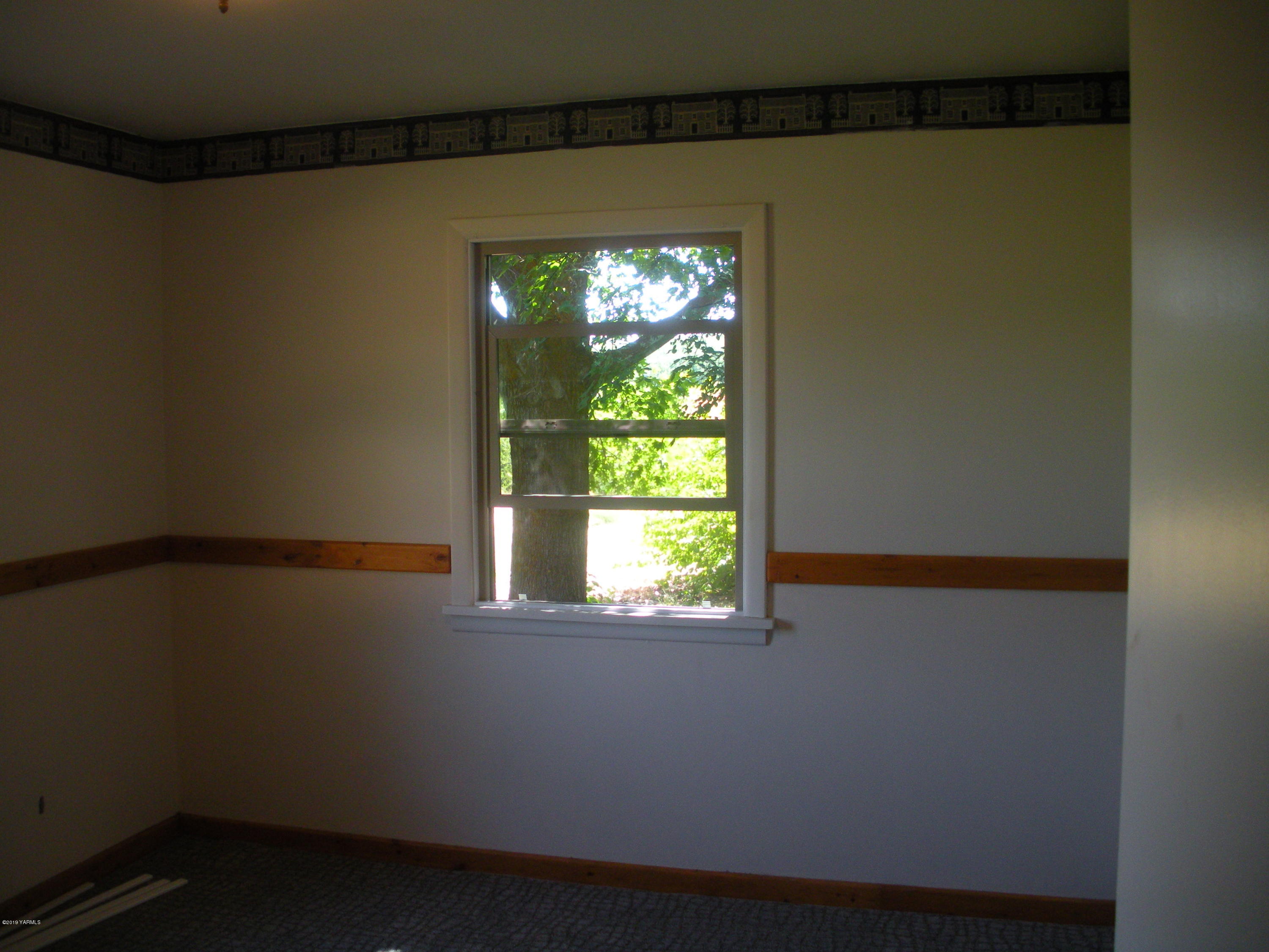 1151 Cook Road Yakima, WA 98908 - Photo 13 of 26 a close up of a wall with a window
