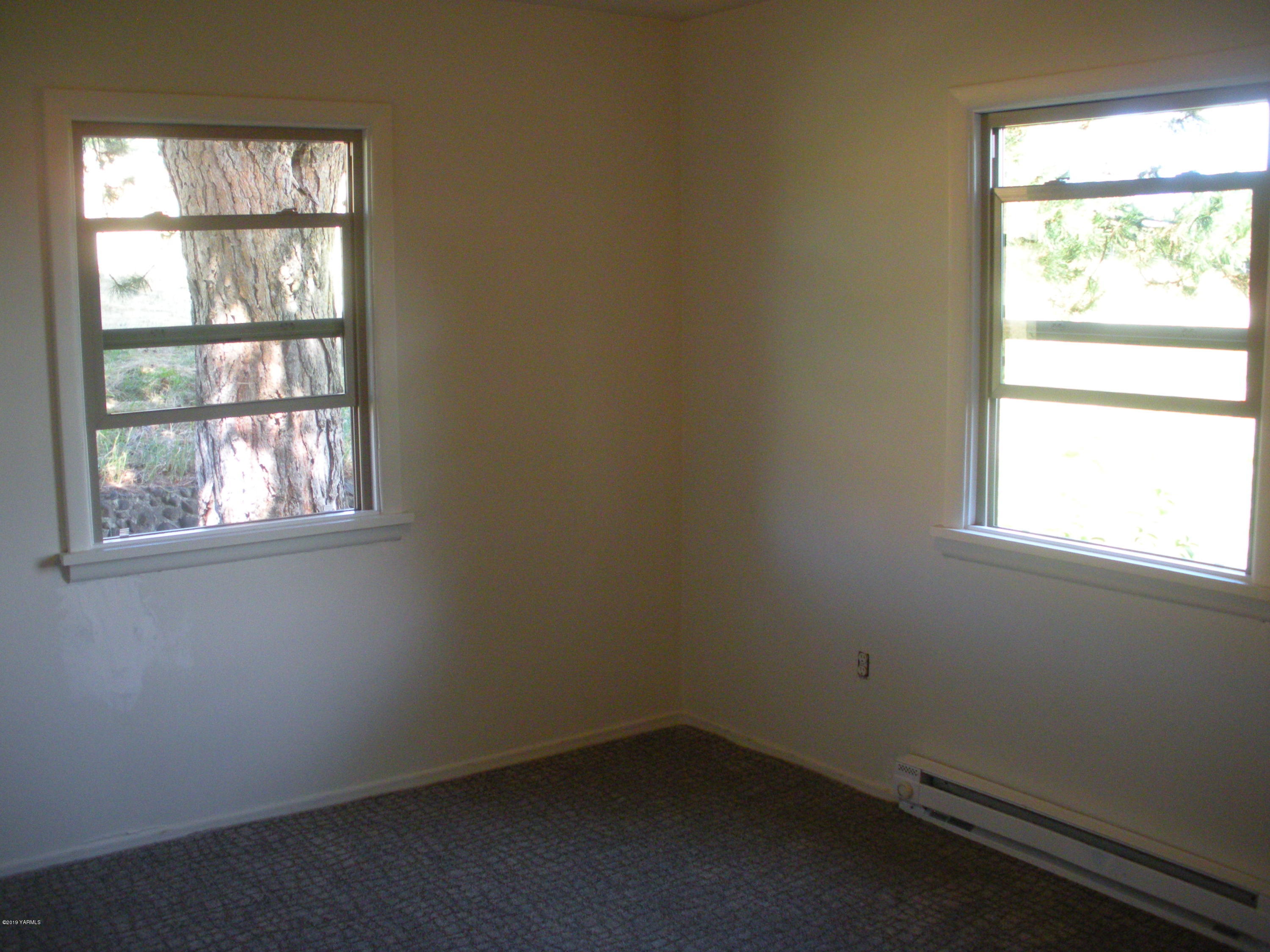 1151 Cook Road Yakima, WA 98908 - Photo 14 of 26 an empty room with a window
