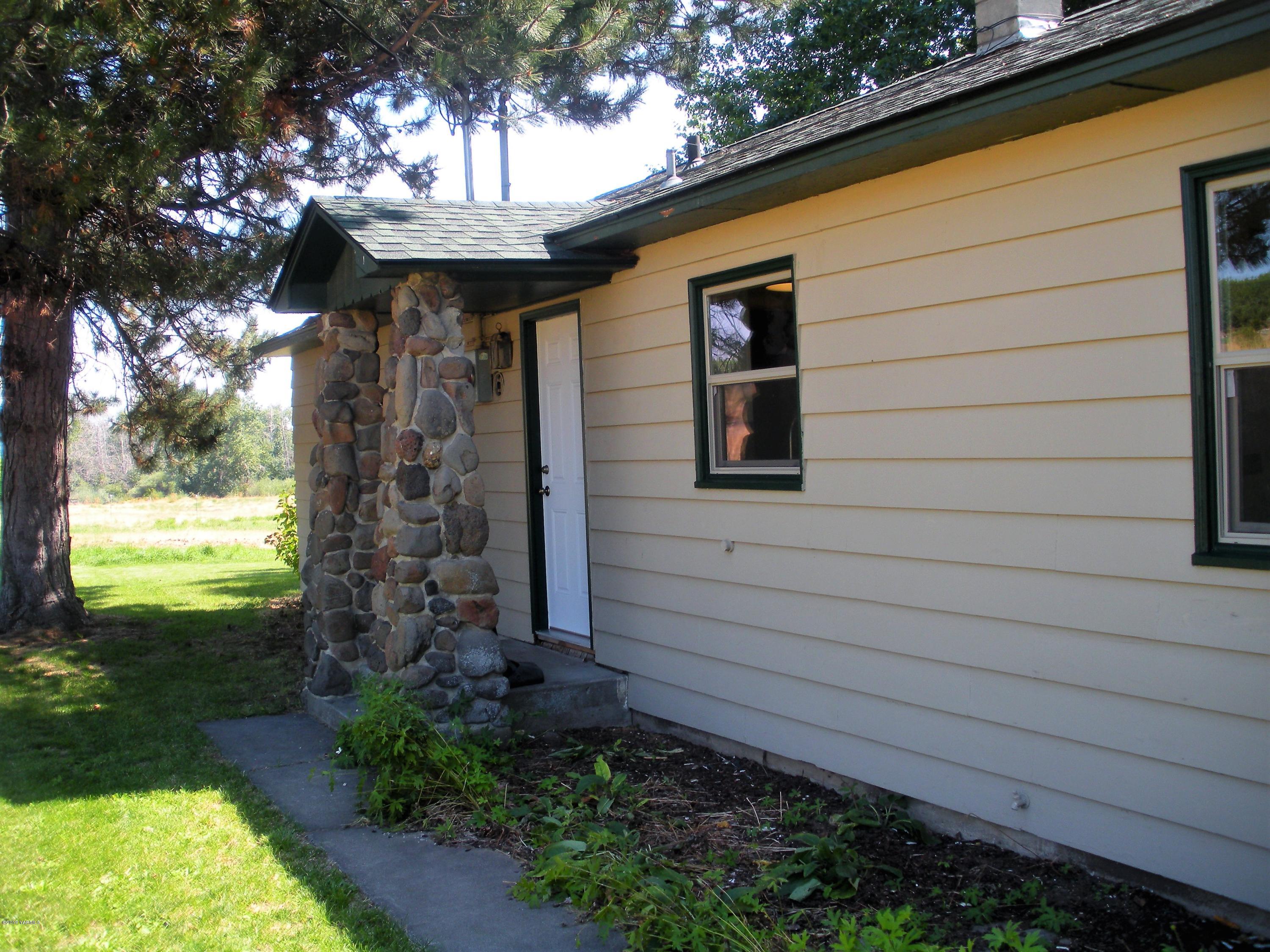 1151 Cook Road Yakima, WA 98908 - Photo 16 of 26 a front view of a house with garden