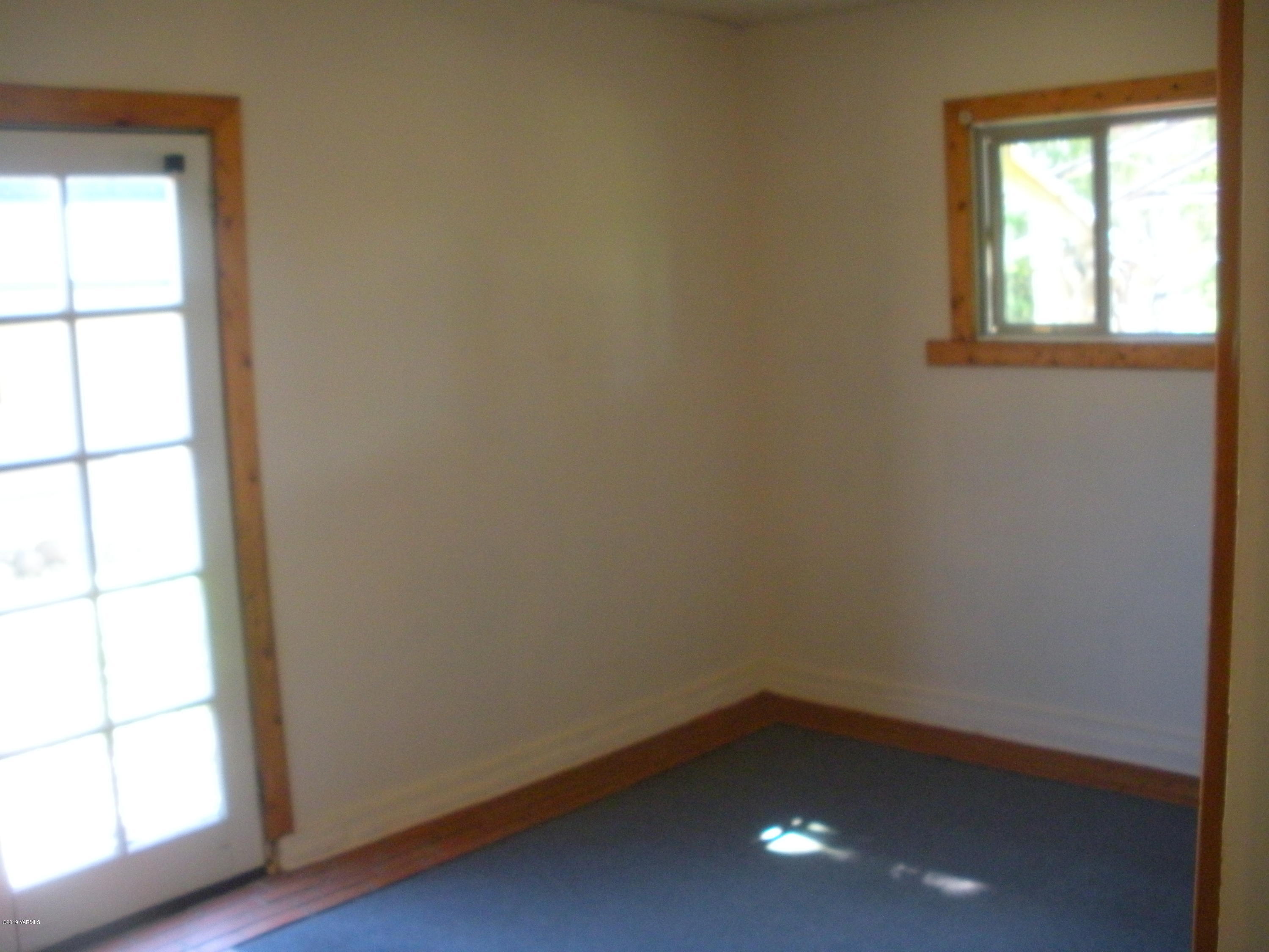 1151 Cook Road Yakima, WA 98908 - Photo 20 of 26 an empty room with a window