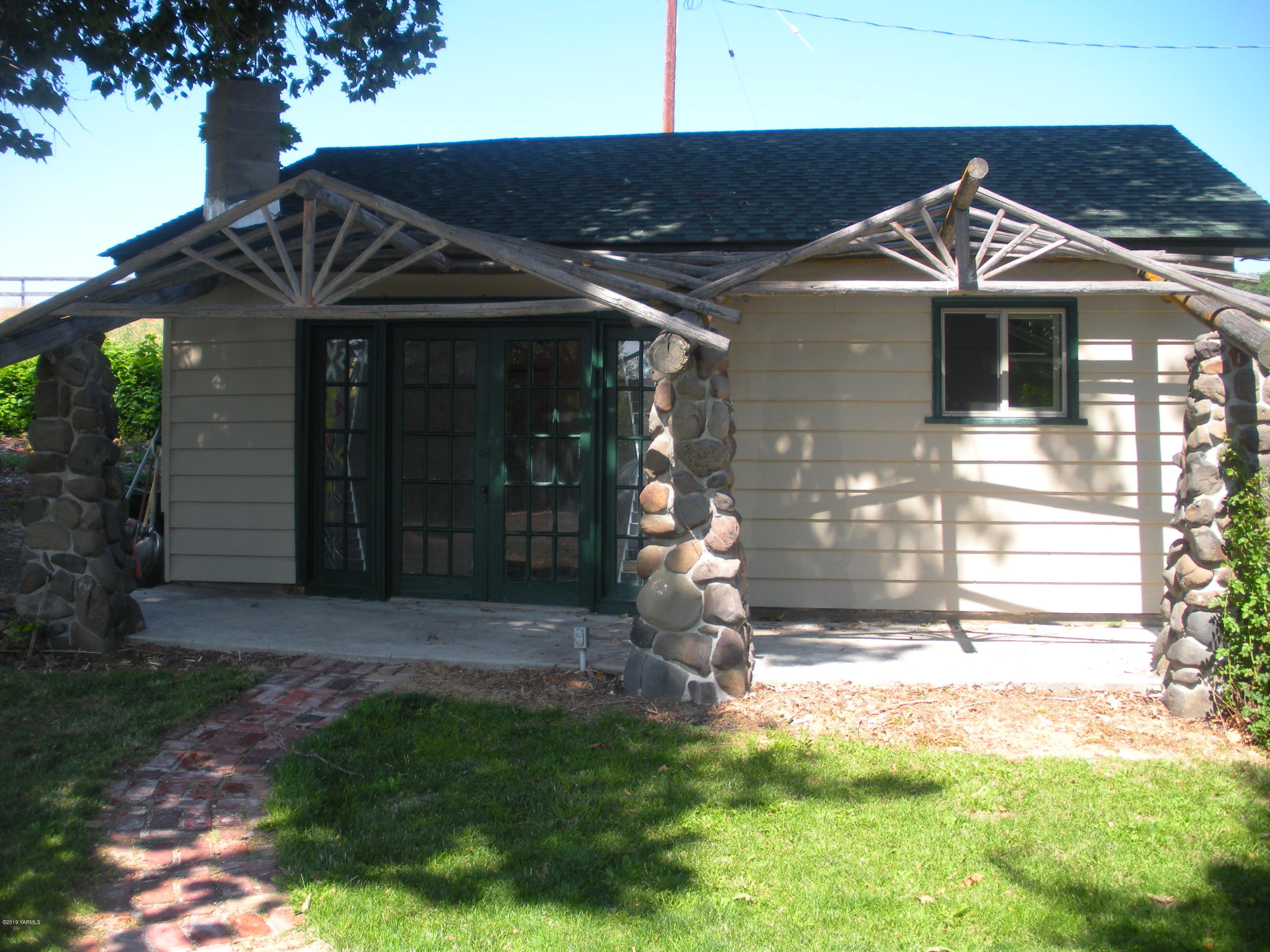 1151 Cook Road Yakima, WA 98908 - Photo 3 of 26 a front view of a house with a yard