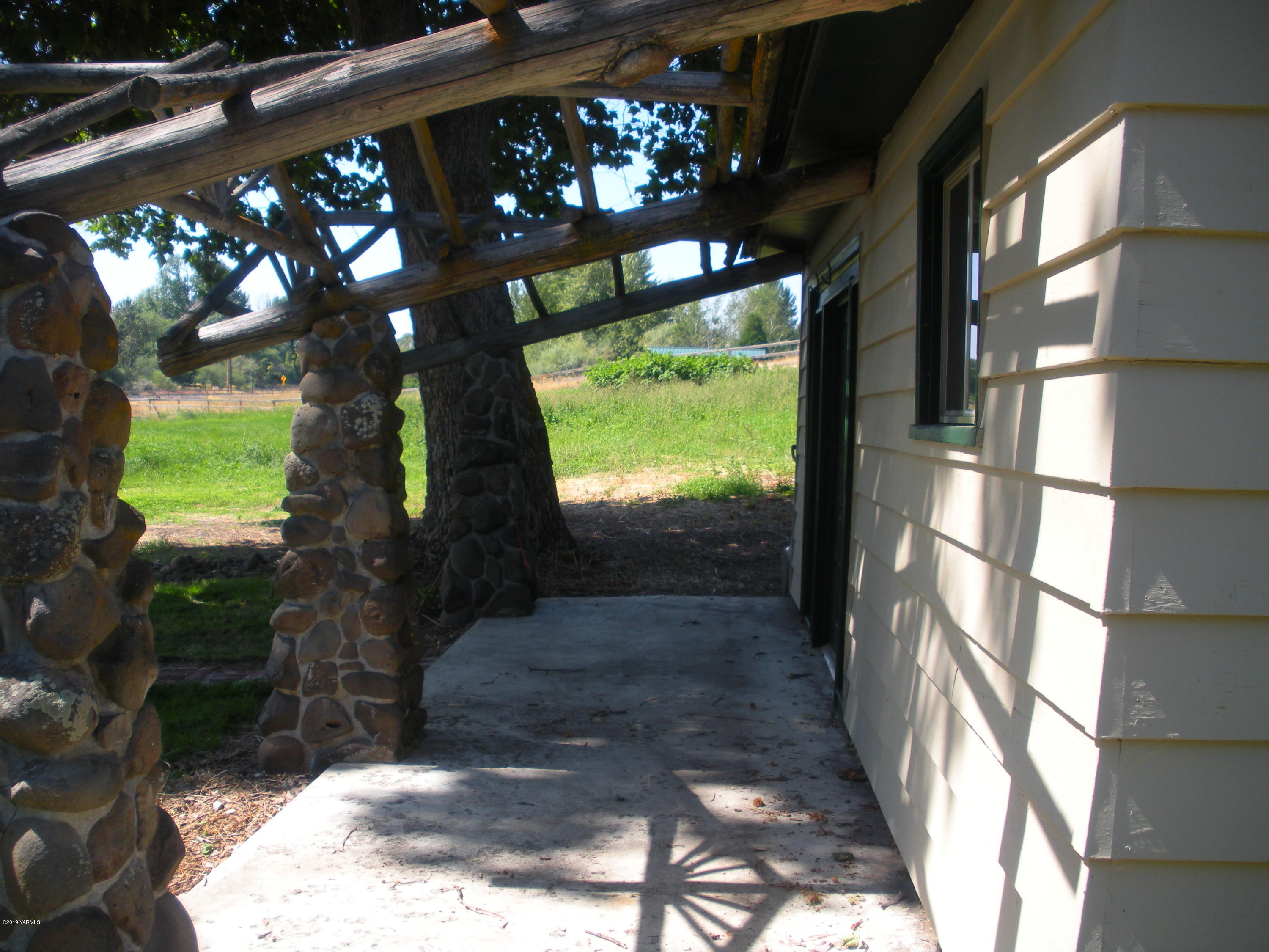 1151 Cook Road Yakima, WA 98908 - Photo 21 of 26 a picture of a yard