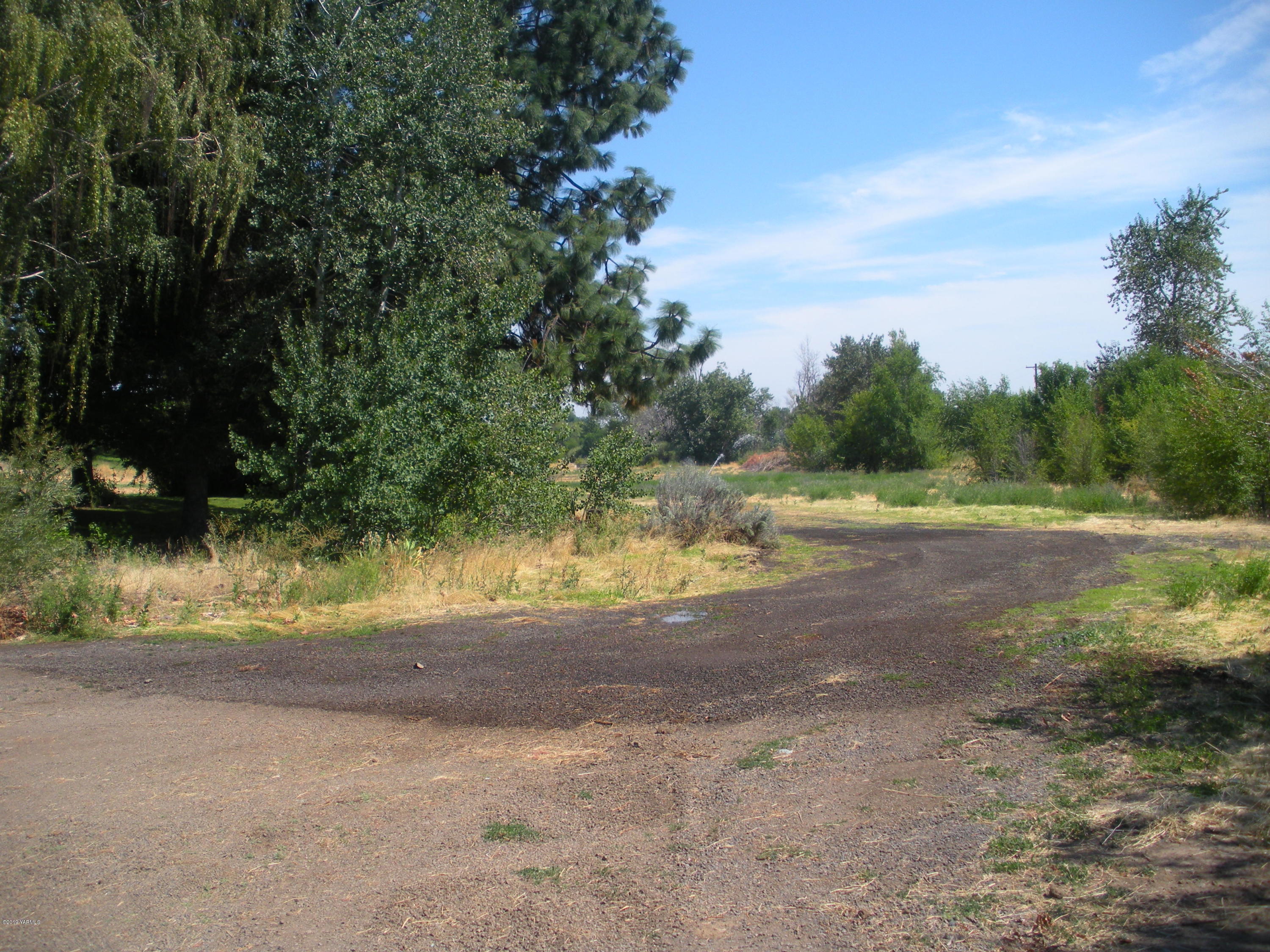1151 Cook Road Yakima, WA 98908 - Photo 23 of 26 a view of dirt yard with green space