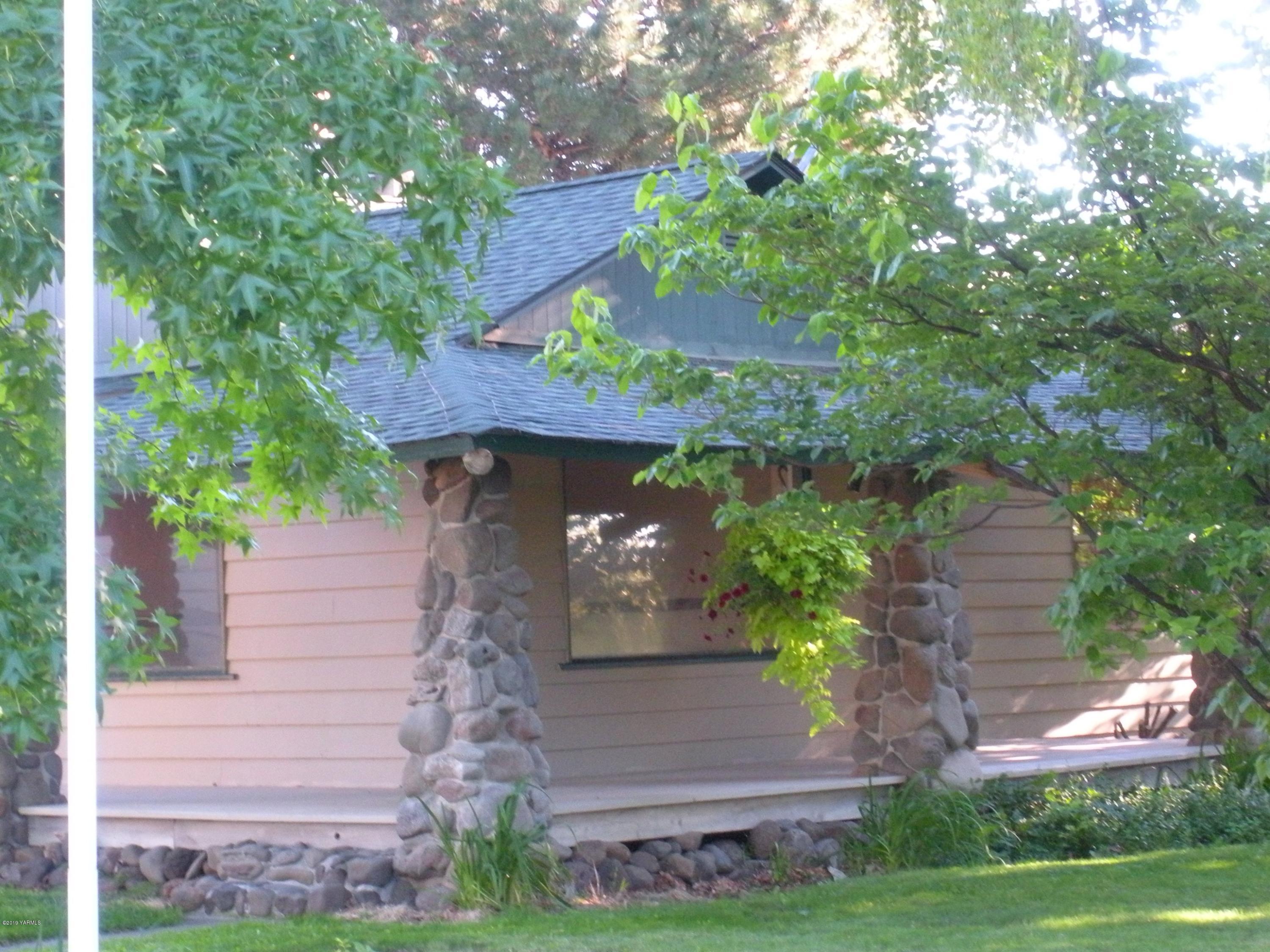 1151 Cook Road Yakima, WA 98908 - Photo 25 of 26 a front view of a house with garden