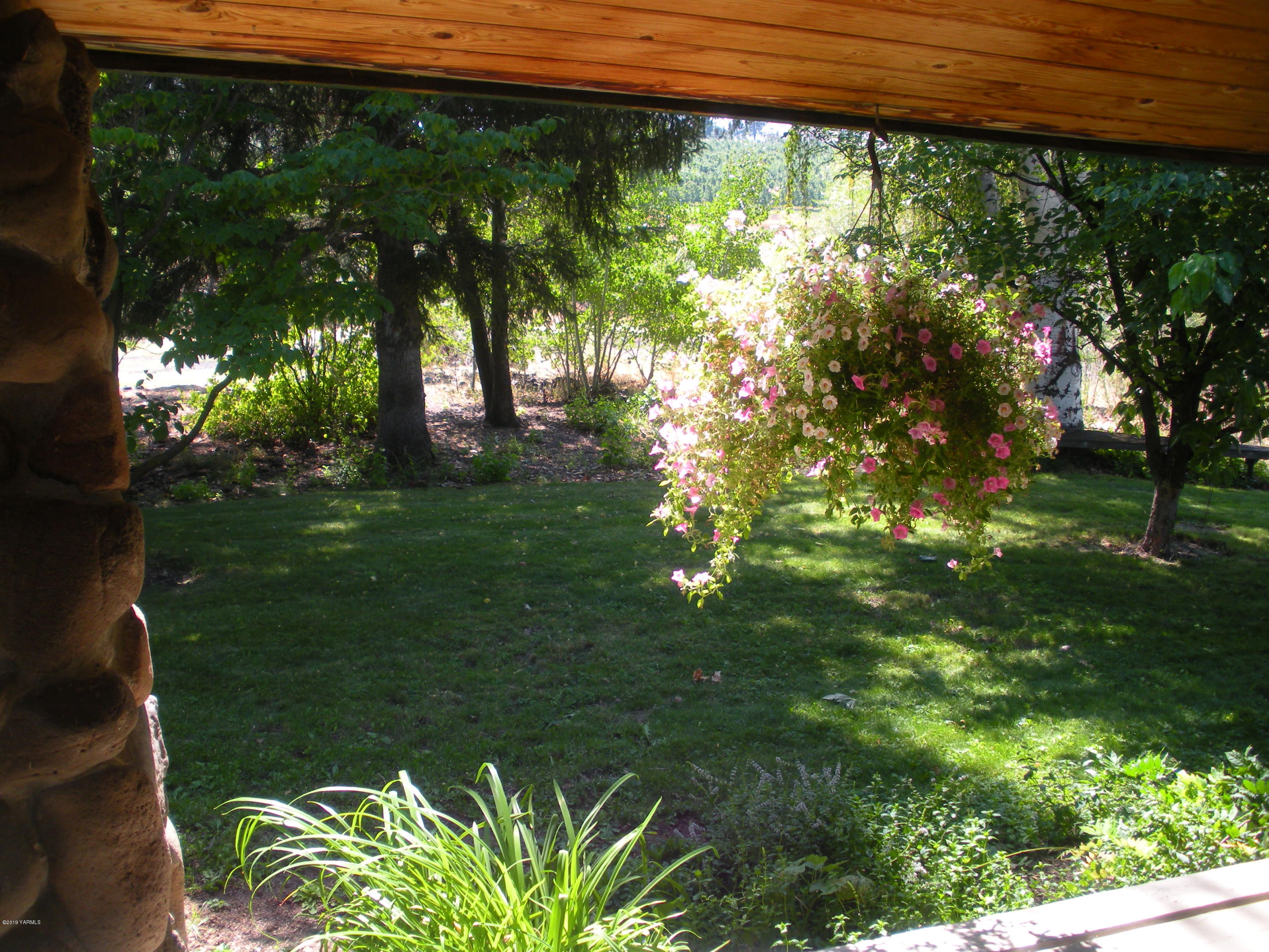 1151 Cook Road Yakima, WA 98908 - Photo 4 of 26 a backyard of a house with lots of green space