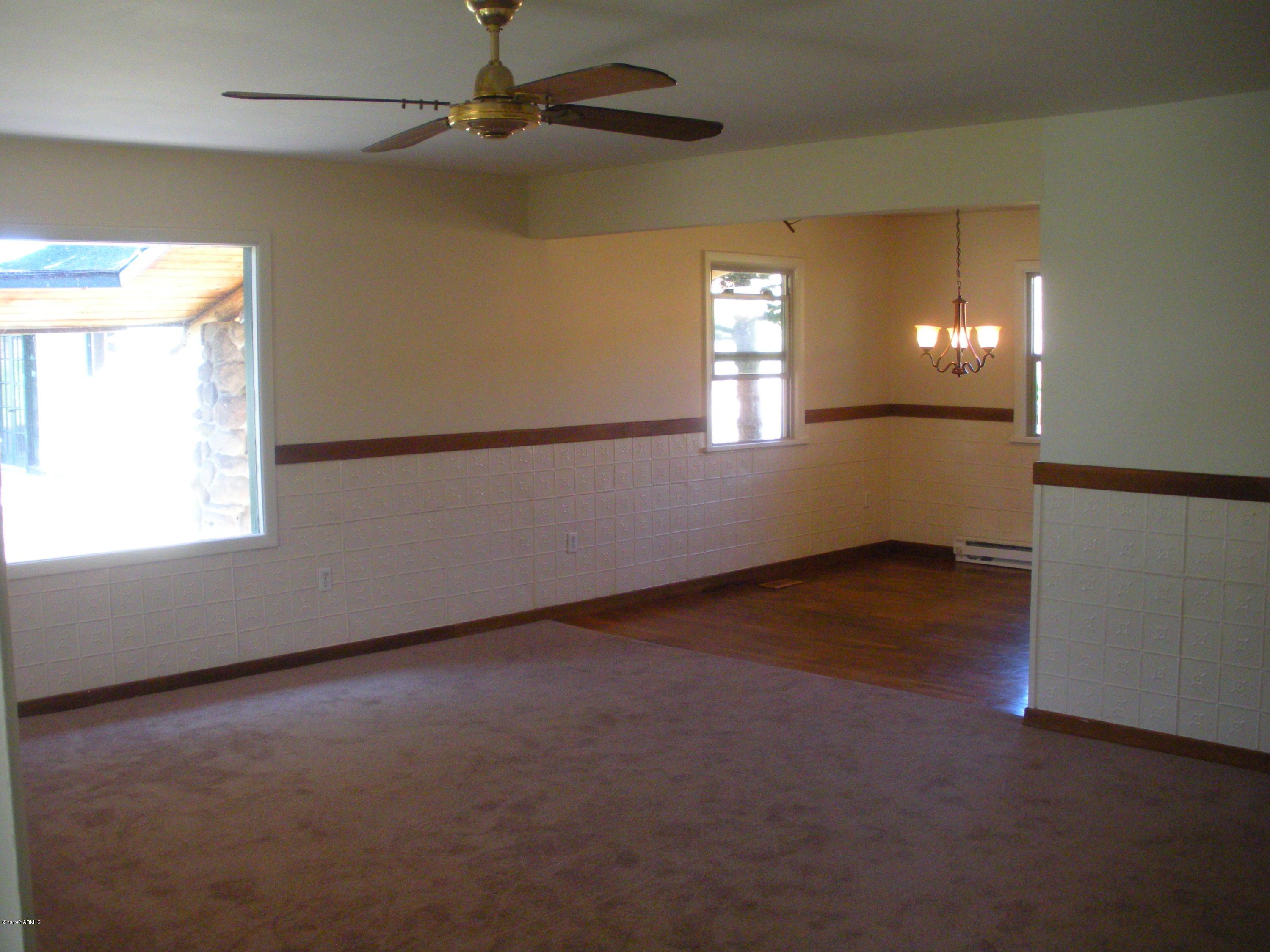 1151 Cook Road Yakima, WA 98908 - Photo 6 of 26 an empty room with windows