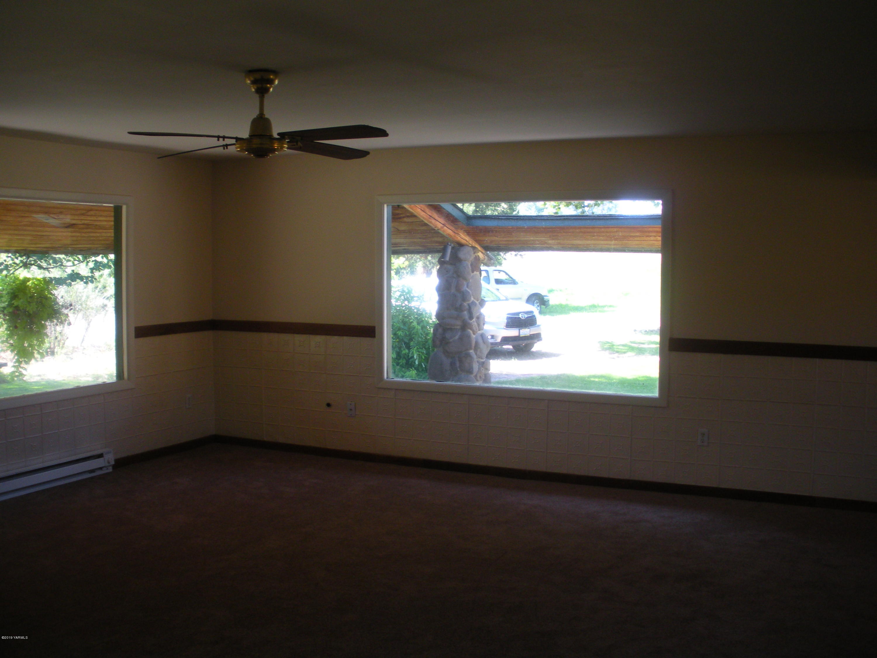 1151 Cook Road Yakima, WA 98908 - Photo 7 of 26 an empty room with a window