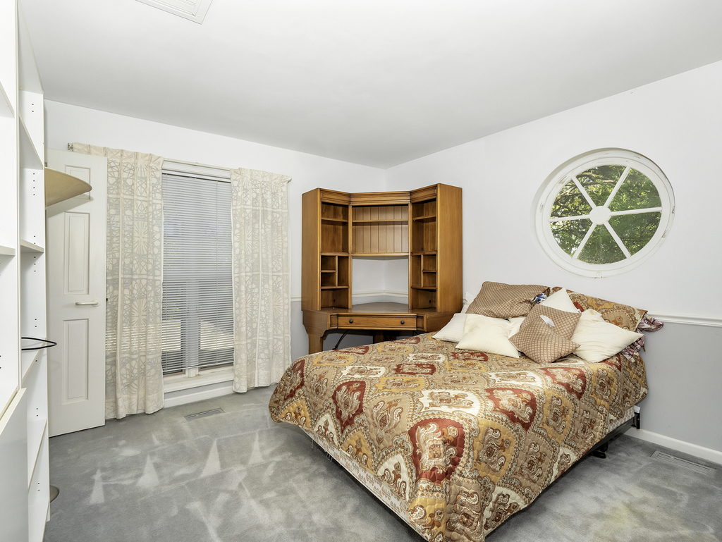 85 Ridgecroft Lane Barrington, IL 60010 - Photo 16 of 53 a bedroom with a bed and painting on the wall