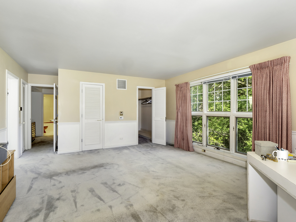 85 Ridgecroft Lane Barrington, IL 60010 - Photo 20 of 53 a view of an empty room with a window