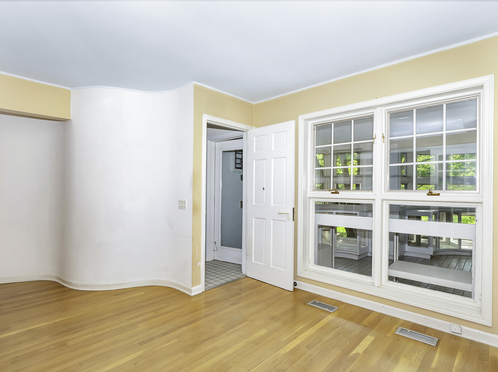 85 Ridgecroft Lane Barrington, IL 60010 - Photo 25 of 53 a view of an empty room with a window
