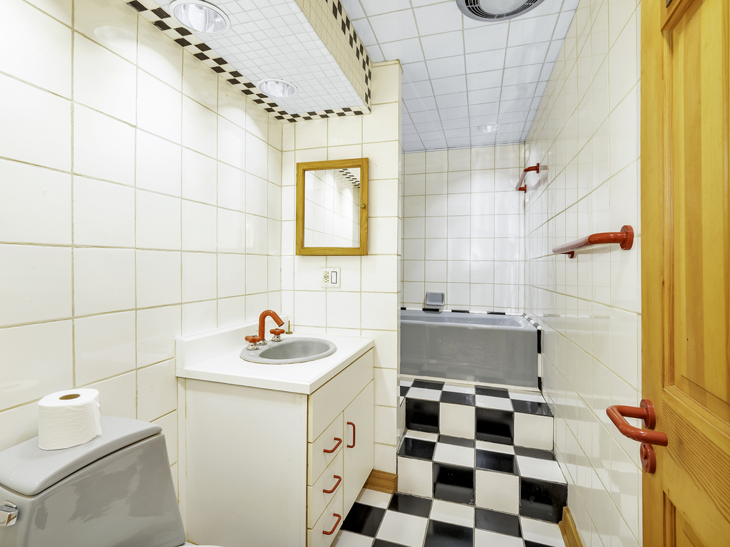 85 Ridgecroft Lane Barrington, IL 60010 - Photo 37 of 53 a bathroom with a sink and a bathtub