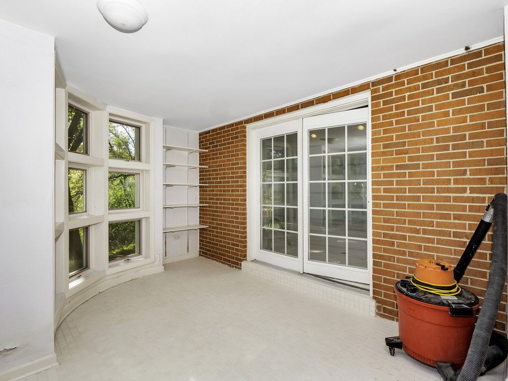 85 Ridgecroft Lane Barrington, IL 60010 - Photo 41 of 53 a view of an empty room with a window