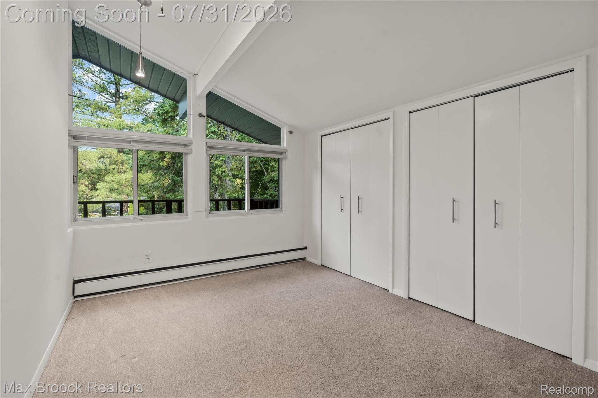 29630 Sugar Spring Road Farmington, MI 48334 - Photo 25 of 41 Bedroom #3 with vaulted ceiling, clerestory window, carpet and large closet