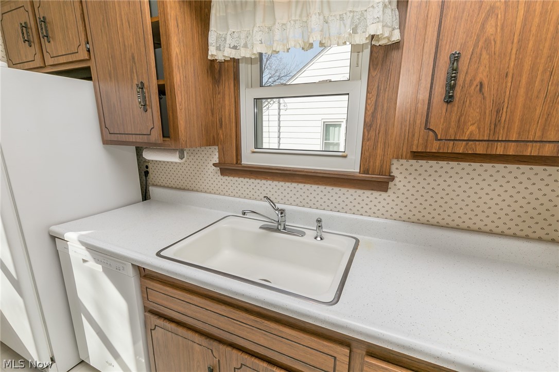 1402 Sunview Road Lyndhurst, OH 44124 - Photo 15 of 35