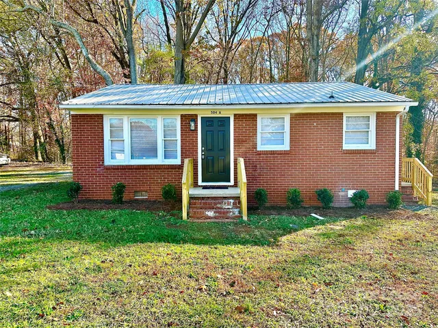 a view of a house with a backyard