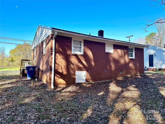 a view of a back yard of the house