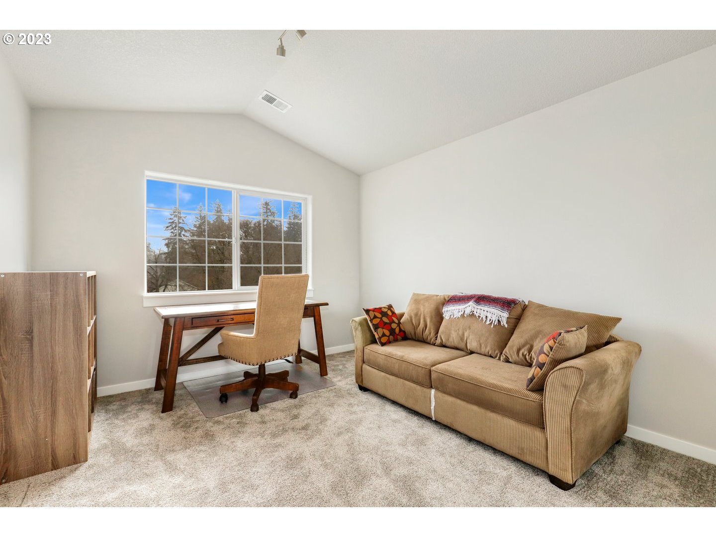 4114 Nicholson Road Vancouver, WA 98661 - Photo 22 of 28 a living room with furniture and a window