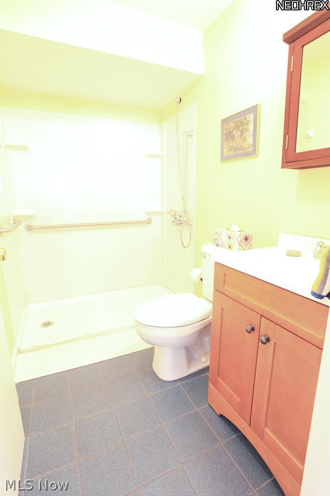3086 Chadbourne Road Cleveland, OH 44120 - Photo 20 of 25 This Full Bathroom on the First Floor is handicap accesible.