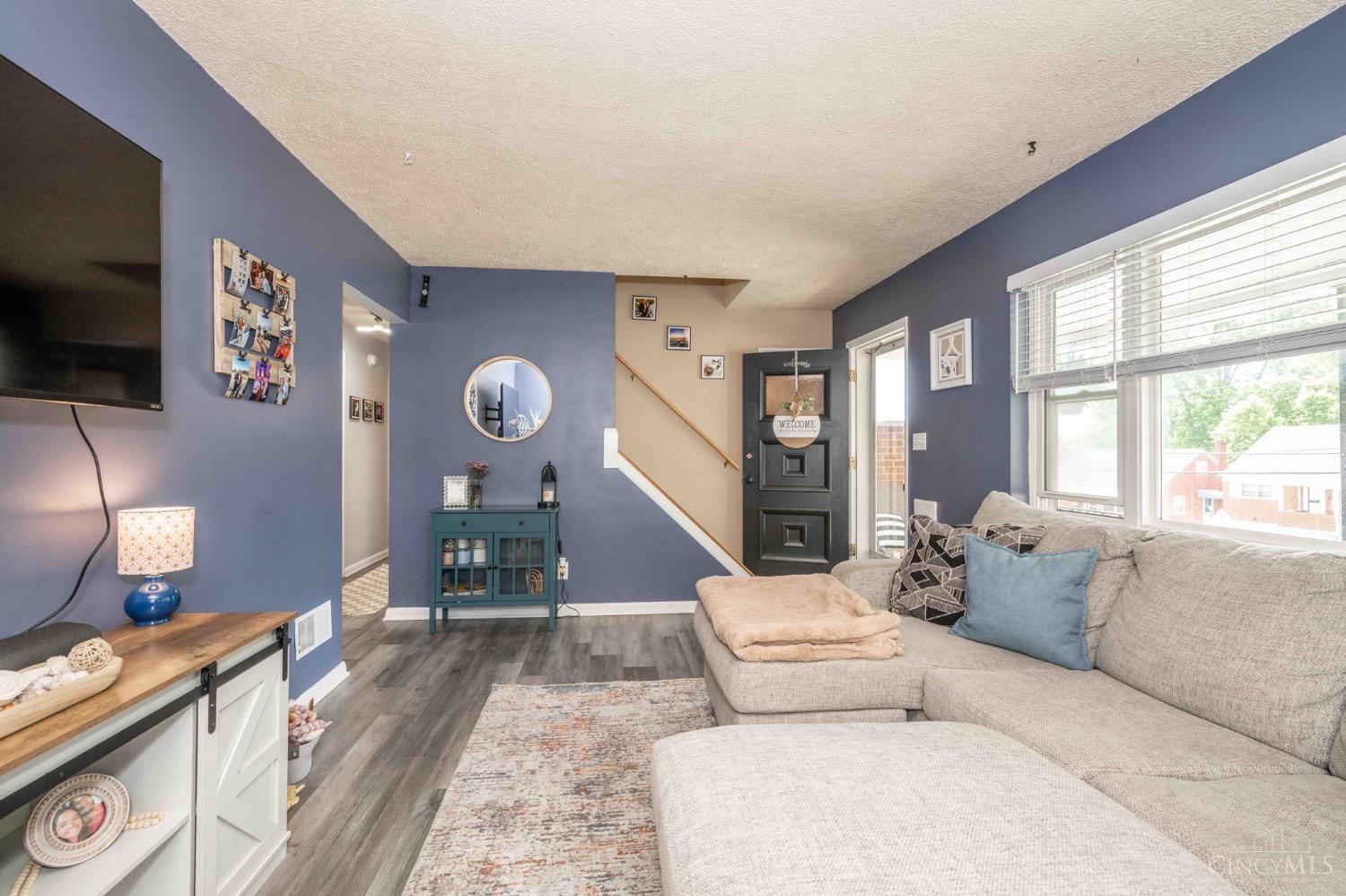 5542 Lawrence Road Cincinnati, OH 45248 - Photo 3 of 32