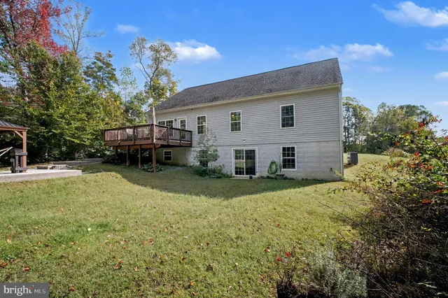 a view of a house with a backyard