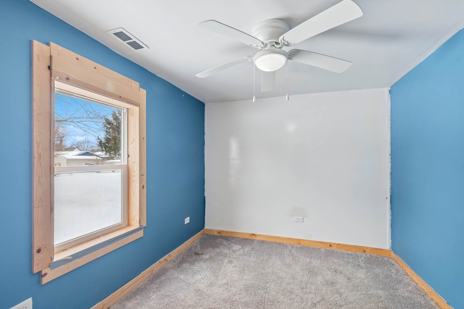 411 East Mazon Street Gardner, IL 60424 - Photo 11 of 21 an empty room with windows and fan
