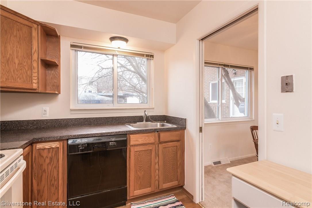 455 Baldwin Avenue Rochester, MI 48307 - Photo 7 of 14 007-2367459-large.jpg