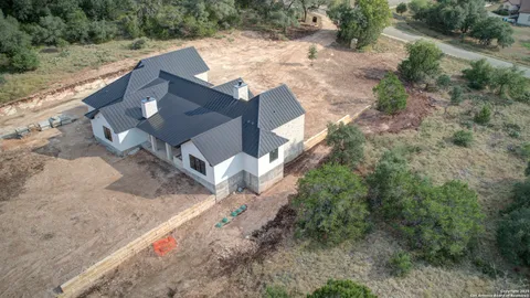 a view of yard with green space