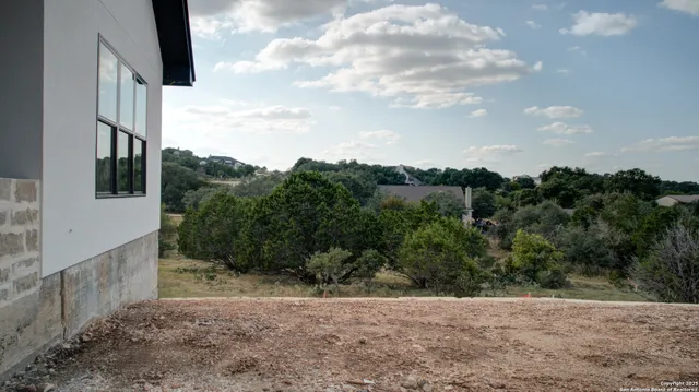 a view of a yard with pathway