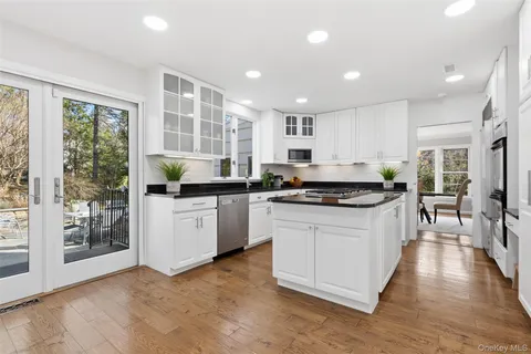 $2,395,000 | 11 Iroquois Trail, Harrison, NY 10528