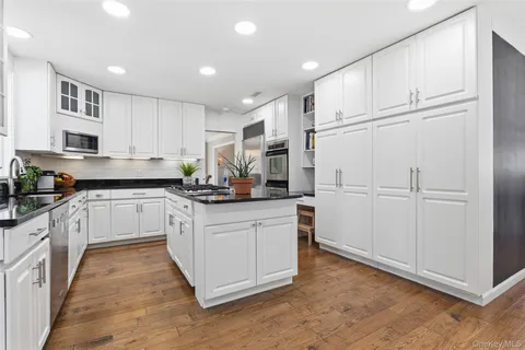 $2,395,000 | 11 Iroquois Trail, Harrison, NY 10528