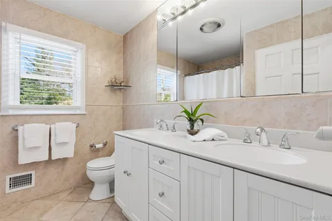 $2,395,000 | 11 Iroquois Trail, Harrison, NY 10528