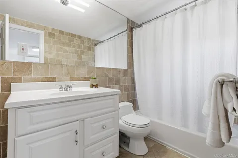 $2,395,000 | 11 Iroquois Trail, Harrison, NY 10528