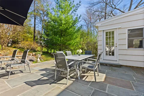 $2,395,000 | 11 Iroquois Trail, Harrison, NY 10528