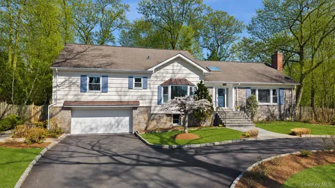 $2,395,000 | 11 Iroquois Trail, Harrison, NY 10528