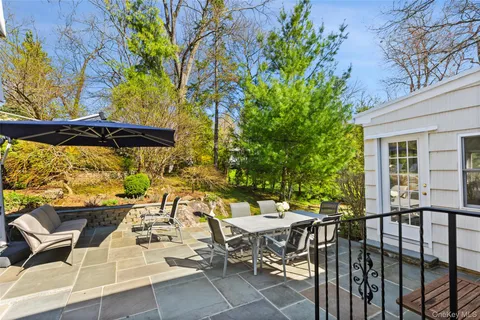 $2,395,000 | 11 Iroquois Trail, Harrison, NY 10528