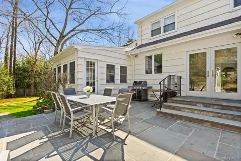 $2,395,000 | 11 Iroquois Trail, Harrison, NY 10528