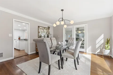 $2,395,000 | 11 Iroquois Trail, Harrison, NY 10528