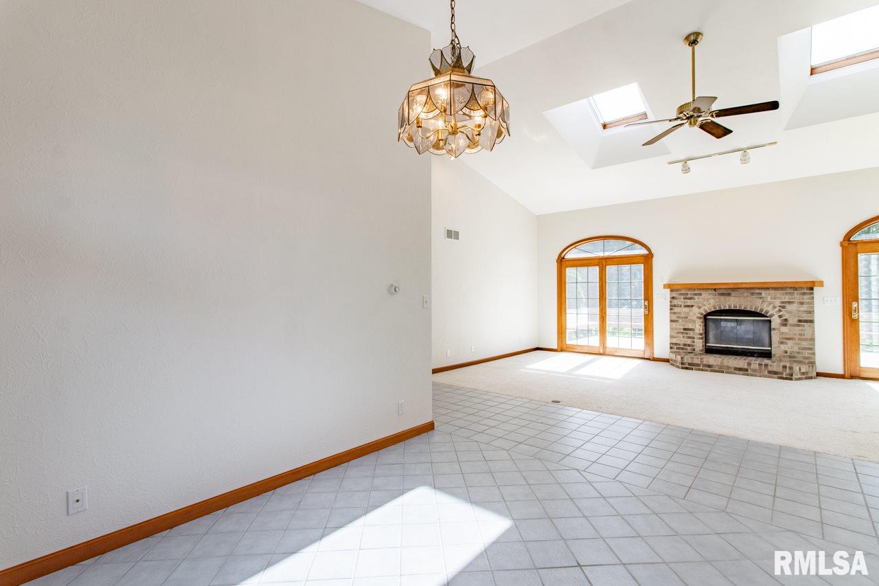 1102 South Main Street Washington, IL 61571 - Photo 13 of 36 Gallery Image 13