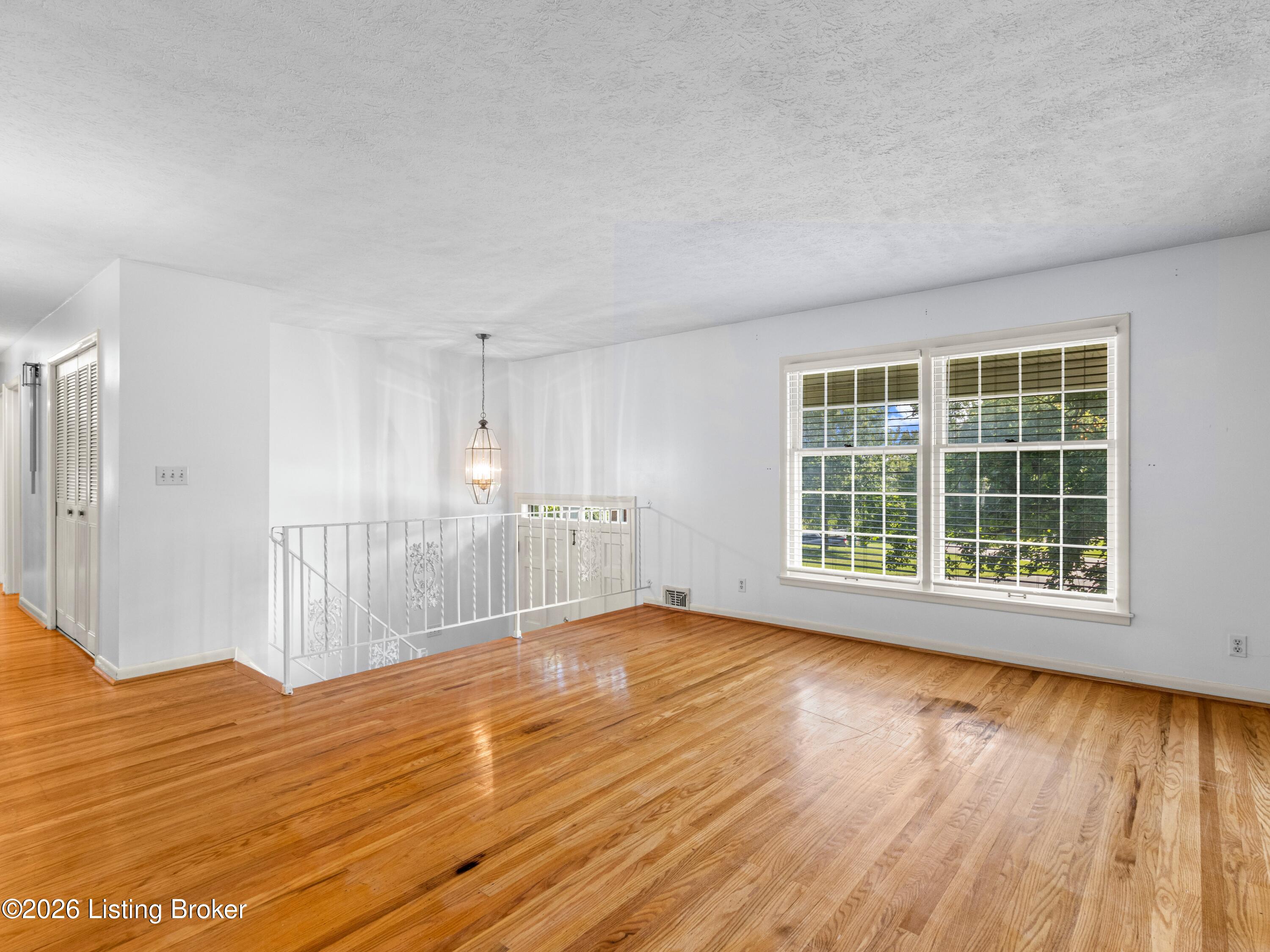 6516 Hollow Tree Road Louisville, KY 40228 - Photo 20 of 70 Living room