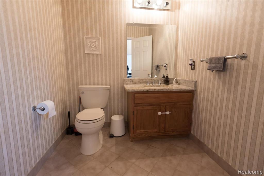29588 Meadow Ridge South Farmington Hills, MI 48334 - Photo 15 of 17