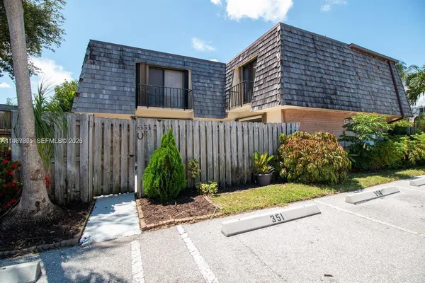 $2,075 | 351 Lake Arbor Drive, Palm Springs, FL 33461